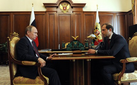 iskra-chel.ru: "Президент, которым мы гордимся!" Владимир Путин провёл рабочую встречу с Министром промышленности и торговли Денисом Мантуровым.
